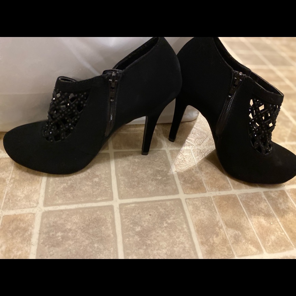 Madeline Sz 7M Black Suede Booties VGUC 😊😊